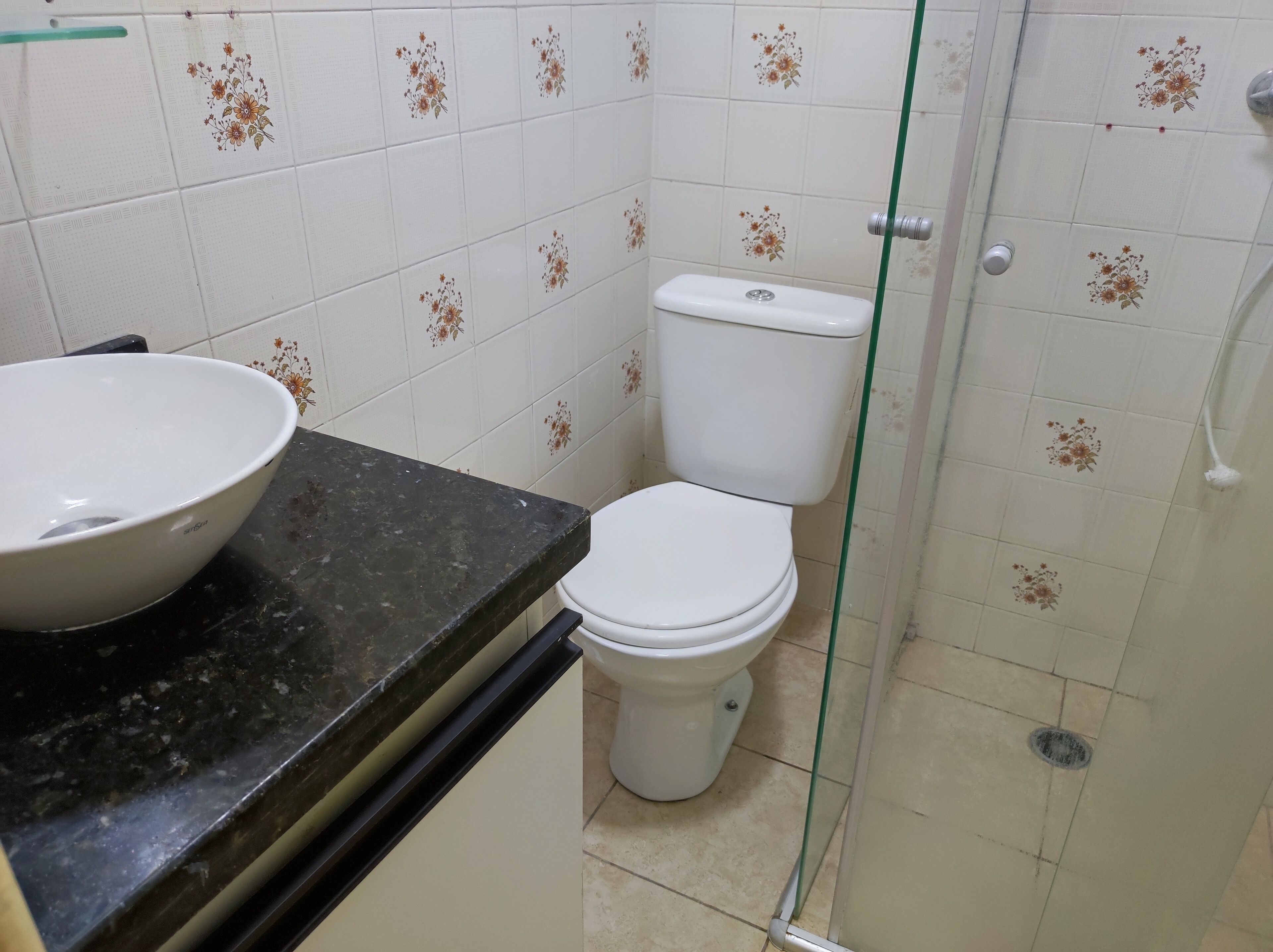 Un baño con inodoro, lavamanos y ducha.