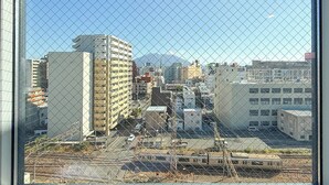 Un paisaje urbano con edificios y una vía de tren.