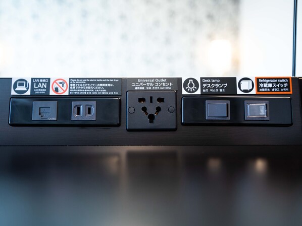 Una toma de corriente con varios enchufes, un enchufe universal y un interruptor de refrigerador.