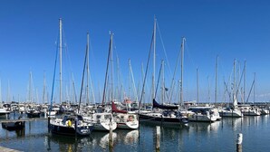 A marina with numerous sailboats docked at wooden piers. - 3003 "maison Fleur-de-lis" - Wohnung 3003 am Schoor in Grömitz Inkl. Schwimmbadnutzung (Grömitz)