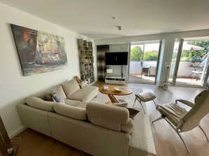 Fernseher, Tischtennisplatte, Stereoanlage