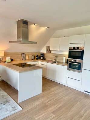 Réfrigérateur, micro-ondes, four, plaque de cuisson