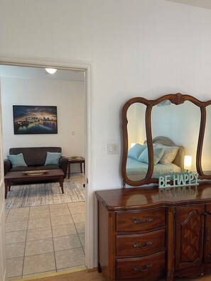 1 bedroom, iron/ironing board, WiFi, bed sheets - Sarasota-Walk to Siesta Key Beach. Balcony with pool view. (Sarasota)