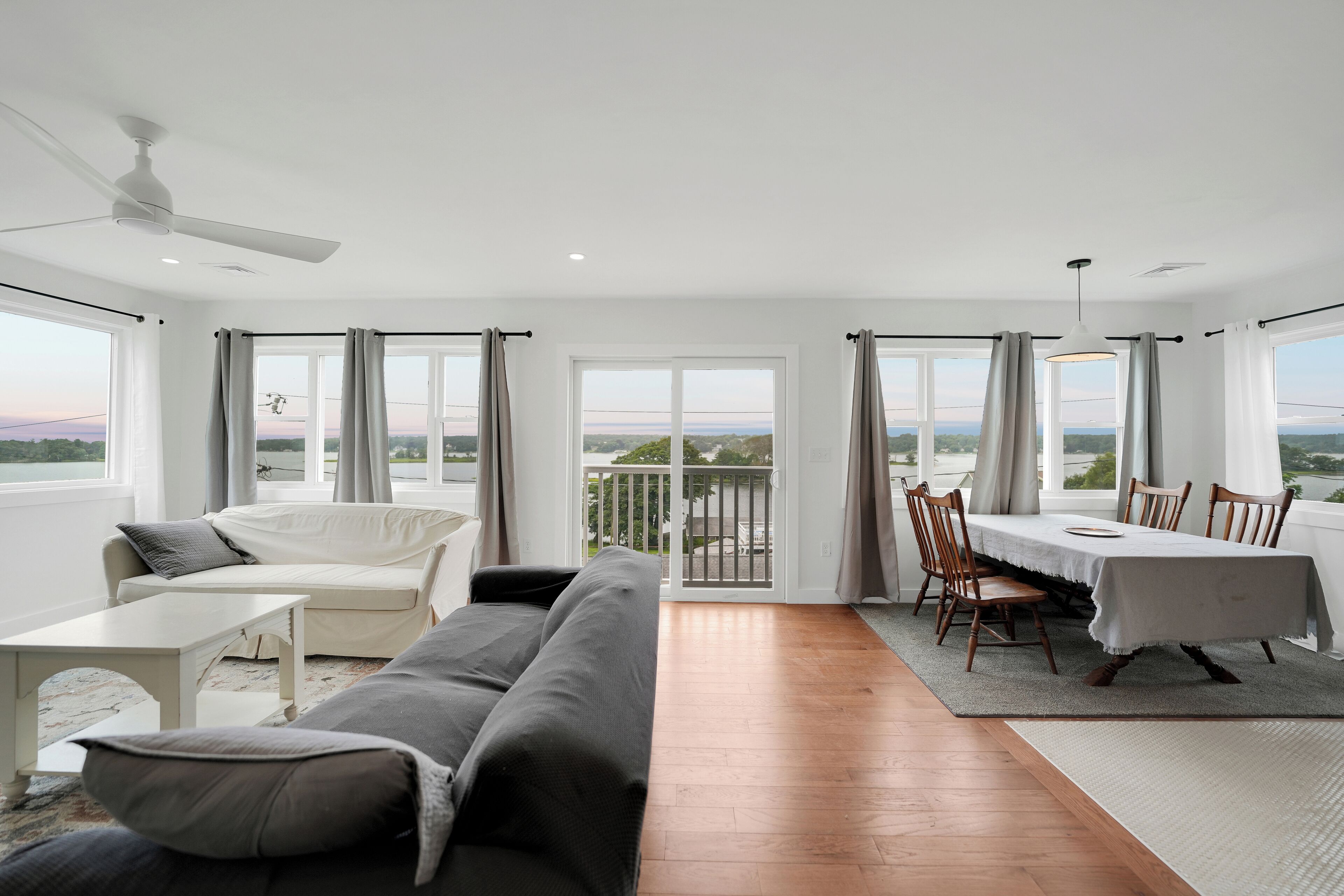 Een smart-tv en boeken