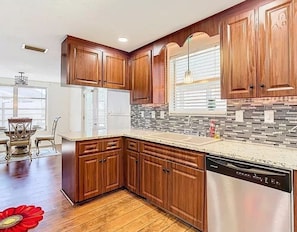 Fridge, microwave, oven, stovetop - Charming 2-bedroom specious updated pool house in Port Richey, feel home (Port Richey)