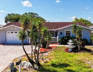 Exterior - Charming 2-bedroom specious updated pool house in Port Richey, feel home (Port Richey)