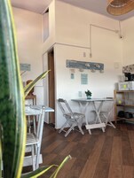 Frigobar, micro-ondas, fogão, cooktop