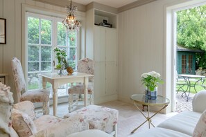 Unclassified image, 5 of 35, button