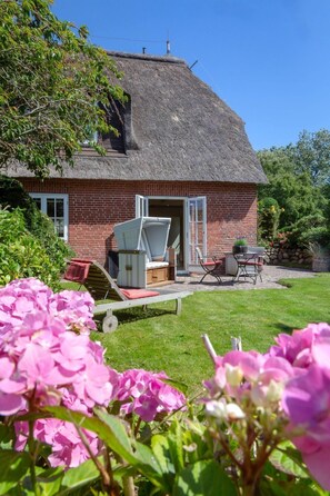 Terrace/patio - Liiger Wal - Typically Frisian: Apartment "Liiger Wal" in Morsum (Morsum)