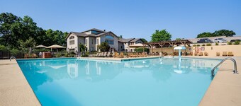 Back 9 Oasis! Golf resort, pools, fishing & more!