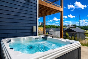 Ein Whirlpool mit einer Holzterrasse und Blick auf eine Wohngegend.