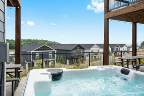 Outdoor spa tub - Group Getaway Jackpot: 9BR for the Price of 5 Branson Lodge + Perks Galore! (Branson)