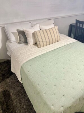3 habitaciones, tabla de planchar con plancha, wifi y ropa de cama 