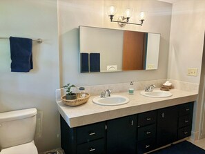 吹风机、毛巾、肥皂、洗发水