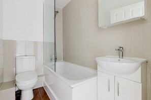 Hair dryer, towels - Lovely Camden Town 1BR, Fully Furnished, by Blueground (London)
