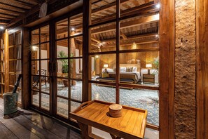 Suite de lujo, vistas al mar | 1 dormitorio, caja fuerte, decoración individual y escritorio