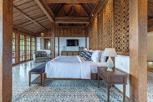 套房, 1 张特大床, 无烟房, 海景 | 1 多间卧室、客房内保险箱、特色装修、办公桌