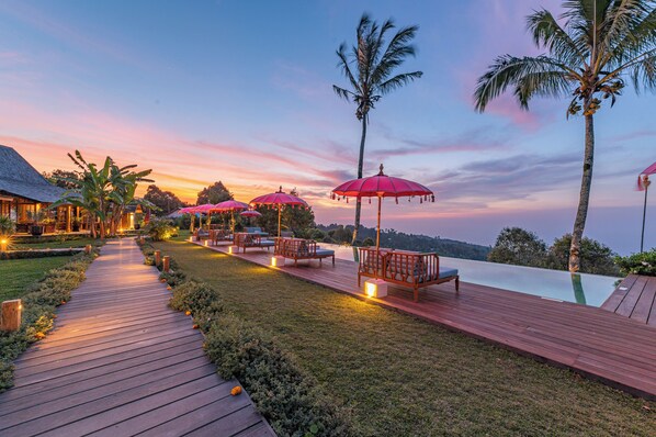 Outdoor pool, open 7:30 AM to 8:30 PM, pool umbrellas, sun loungers - Umah Lusa (Banjar)