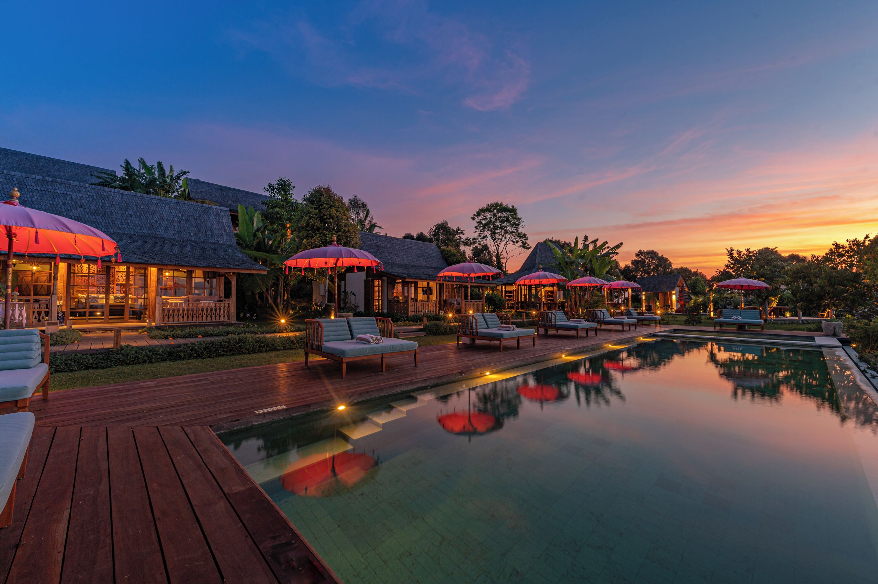 室外游泳池，07:30 至 20:30 开放，池畔遮阳伞，日光浴躺椅