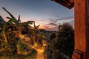 套房, 1 张特大床, 无烟房, 海景 | 1 多间卧室、客房内保险箱、特色装修、办公桌