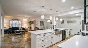 Interior - Hikers Paradise . Spacious Four Bedrooms with Spa and Ping Pong. (Twentynine Palms)