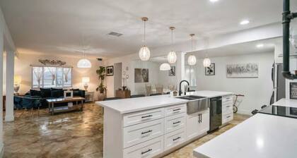 Hikers Paradise . Spacious Four Bedrooms with Spa and Ping Pong.