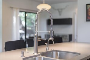 Dining - Prime Austin Location w/ Pool and Hot Tub- 5 mins to downtown (Austin)