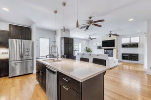 Private kitchen - Prime Austin Location w/ Pool and Hot Tub- 5 mins to downtown (Austin)