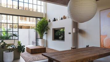 Villa Deluxe, 1 habitación, no fumadores | Zona de estar | Smart TV de 65 pulgadas con canales digitales