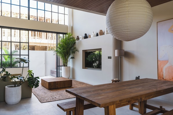 Deluxe-Villa, 1 Schlafzimmer, Nichtraucher | Wohnbereich | 65-Zoll-Smart-TV mit Digitalempfang