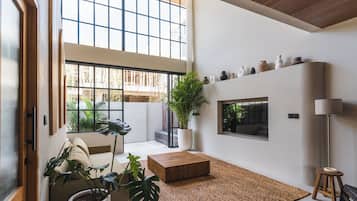 Villa Deluxe, 1 habitación, no fumadores | Zona de estar | Smart TV de 65 pulgadas con canales digitales