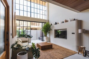 Deluxe-Villa, 1 Schlafzimmer, Nichtraucher | Wohnbereich | 65-Zoll-Smart-TV mit Digitalempfang