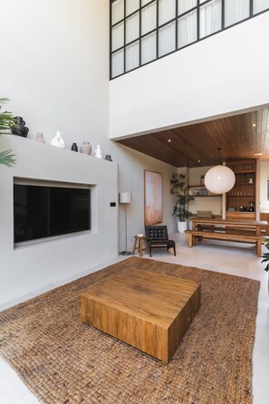 Deluxe-Villa, 1 Schlafzimmer, Nichtraucher | Wohnbereich | 65-Zoll-Smart-TV mit Digitalempfang