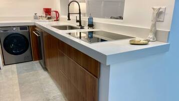 Kühlschrank, Mikrowelle, Ofen, Herdplatte