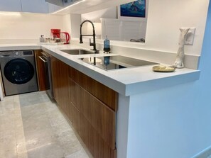 Kylskåp, mikrovågsugn, ugn och spishäll