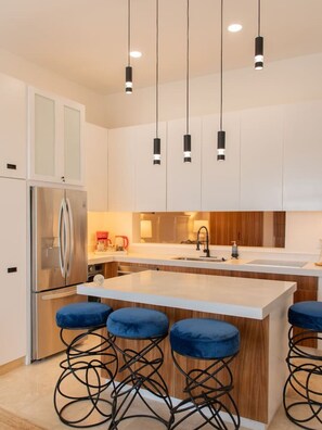 Kylskåp, mikrovågsugn, ugn och spishäll