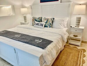 Een bureau, een strijkplank/strijkijzer, wifi, beddengoed