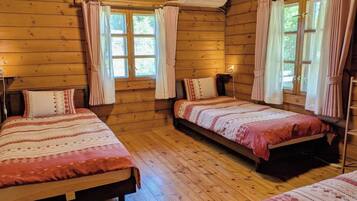 2 bedrooms, desk, free WiFi, bed sheets