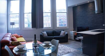 Spacious Apartment In City Centre - Free Parking