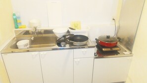 Refrigerador, microondas, utensilios de cocina