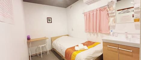1 bedroom, desk, free WiFi, bed sheets