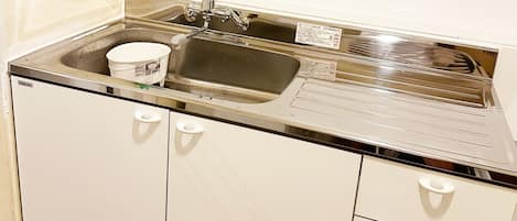 冷蔵庫、電子レンジ、調理器具と食器