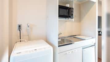 冷蔵庫、電子レンジ、コンロ、調理器具と食器