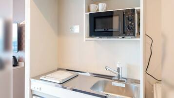 冷蔵庫、電子レンジ、コンロ、調理器具と食器