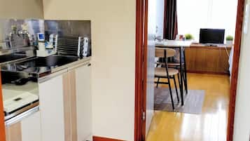 Frigorífico, microondas, placa de cocina y utensilios de cocina