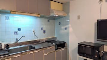 Fridge, microwave, stovetop, cookware/dishes/utensils