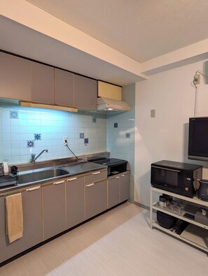 Kjøleskap, mikrobølgeovn, kokeplater og kjøkkenutstyr