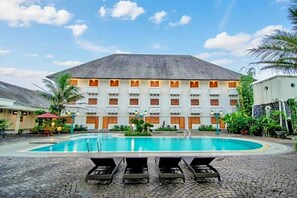 Outdoor pool - Kresna Hotel Wonosobo (Wonosobo)