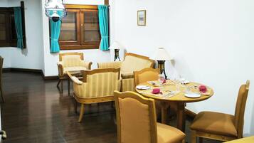 Junior Studio, Garden View | Living area