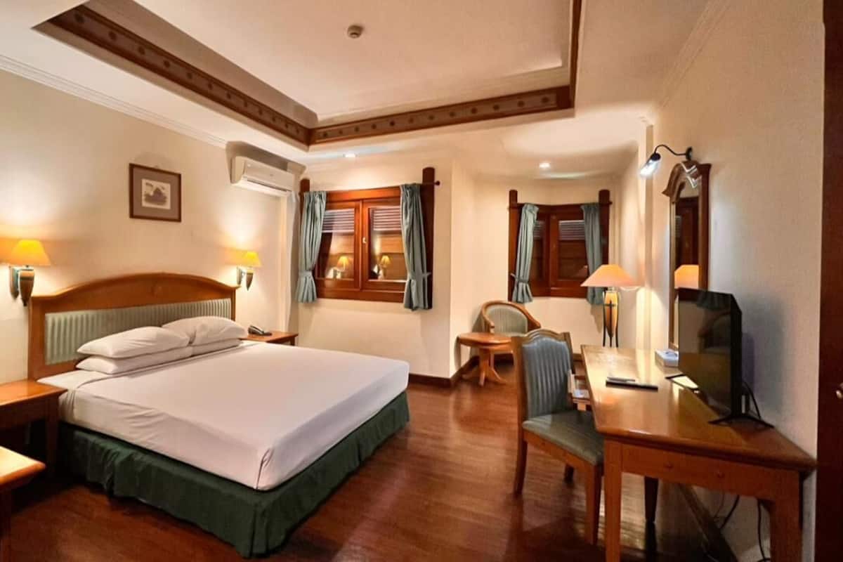 Escritorio, wifi gratis y ropa de cama